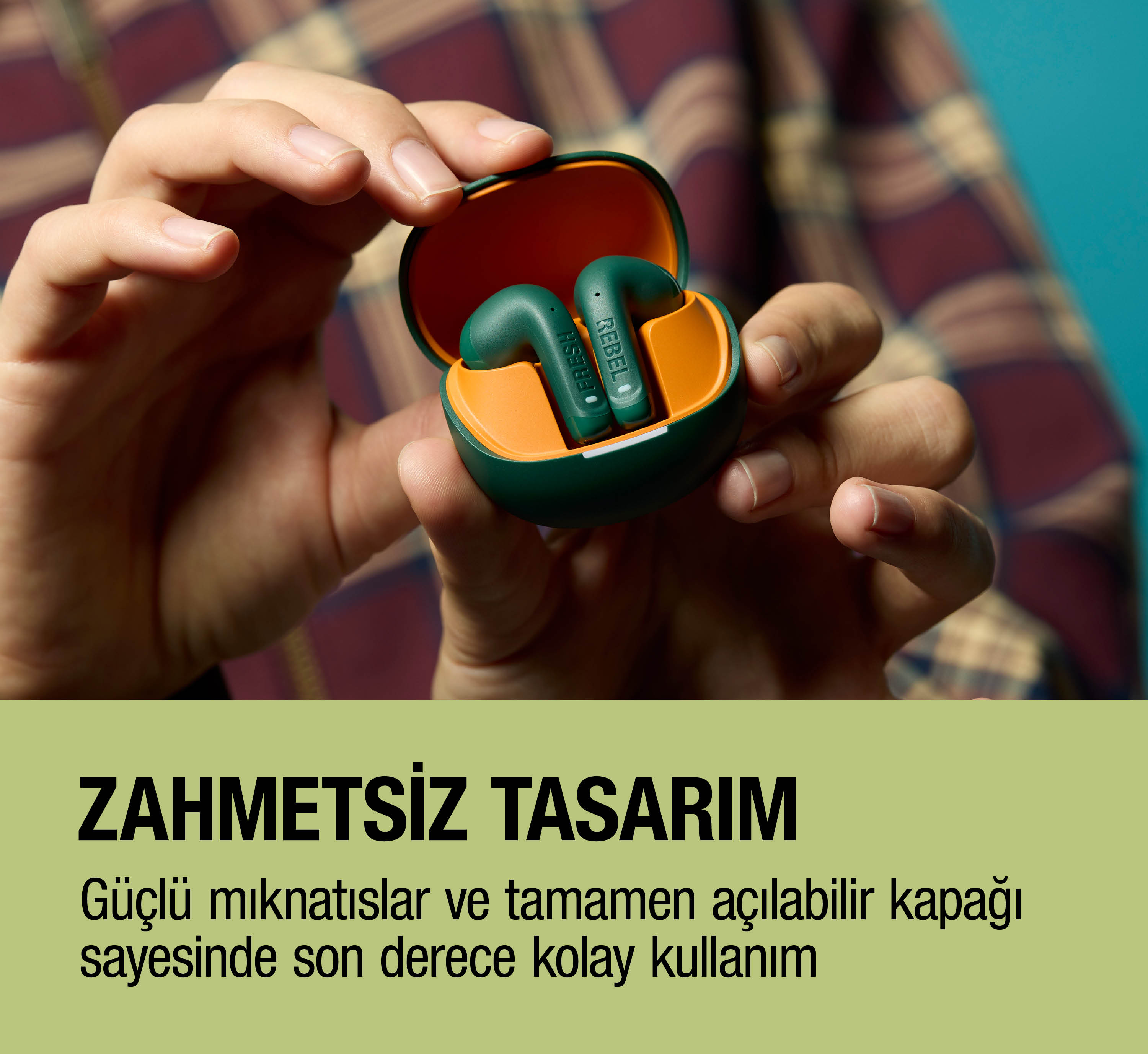 Kulaklıklar için yeşil şarj kutusu, eller tarafından tutuluyor. Kareli fon.