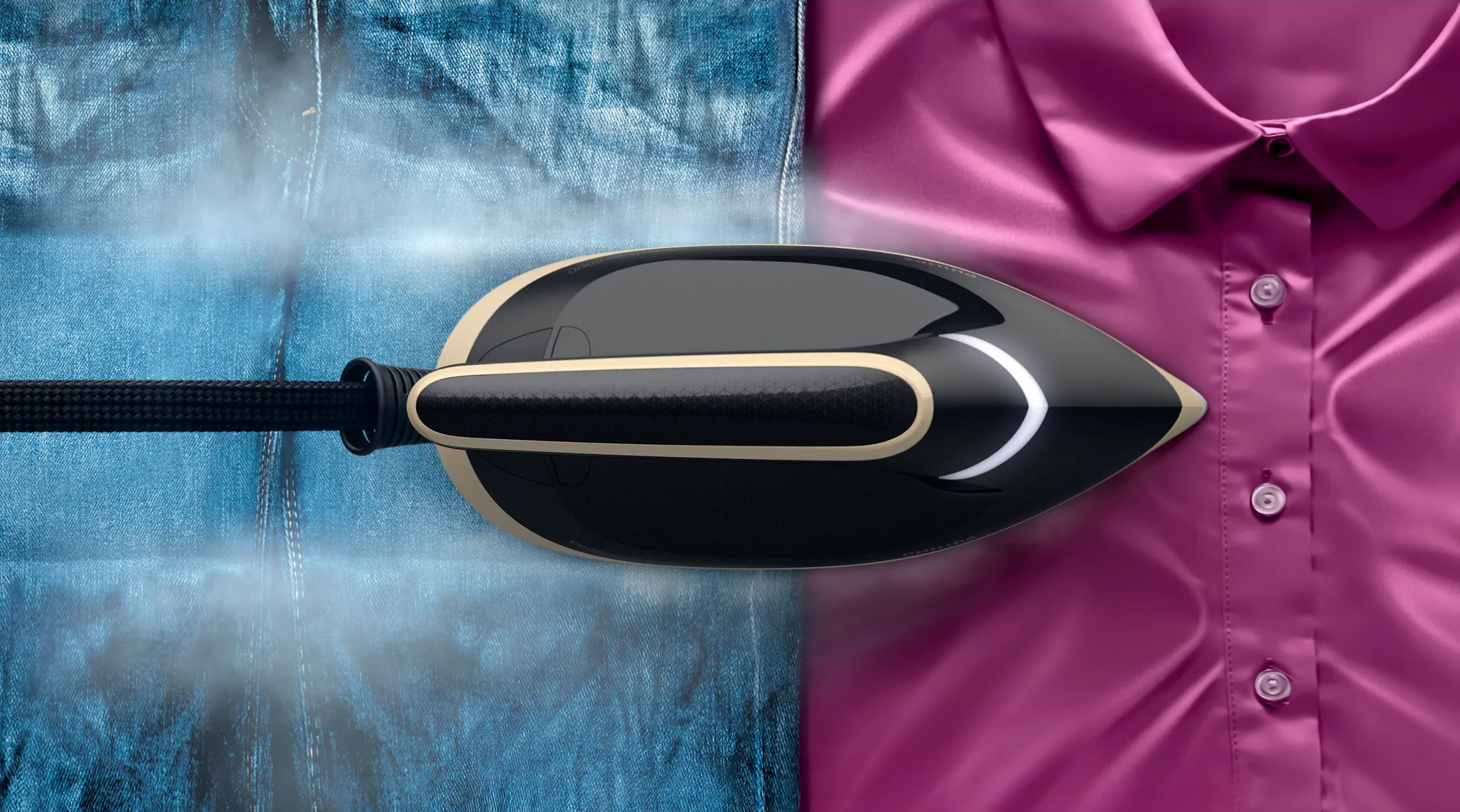 Un fer à vapeur noir repasse une chemise rose à côté d'un jean, émettant de la vapeur.