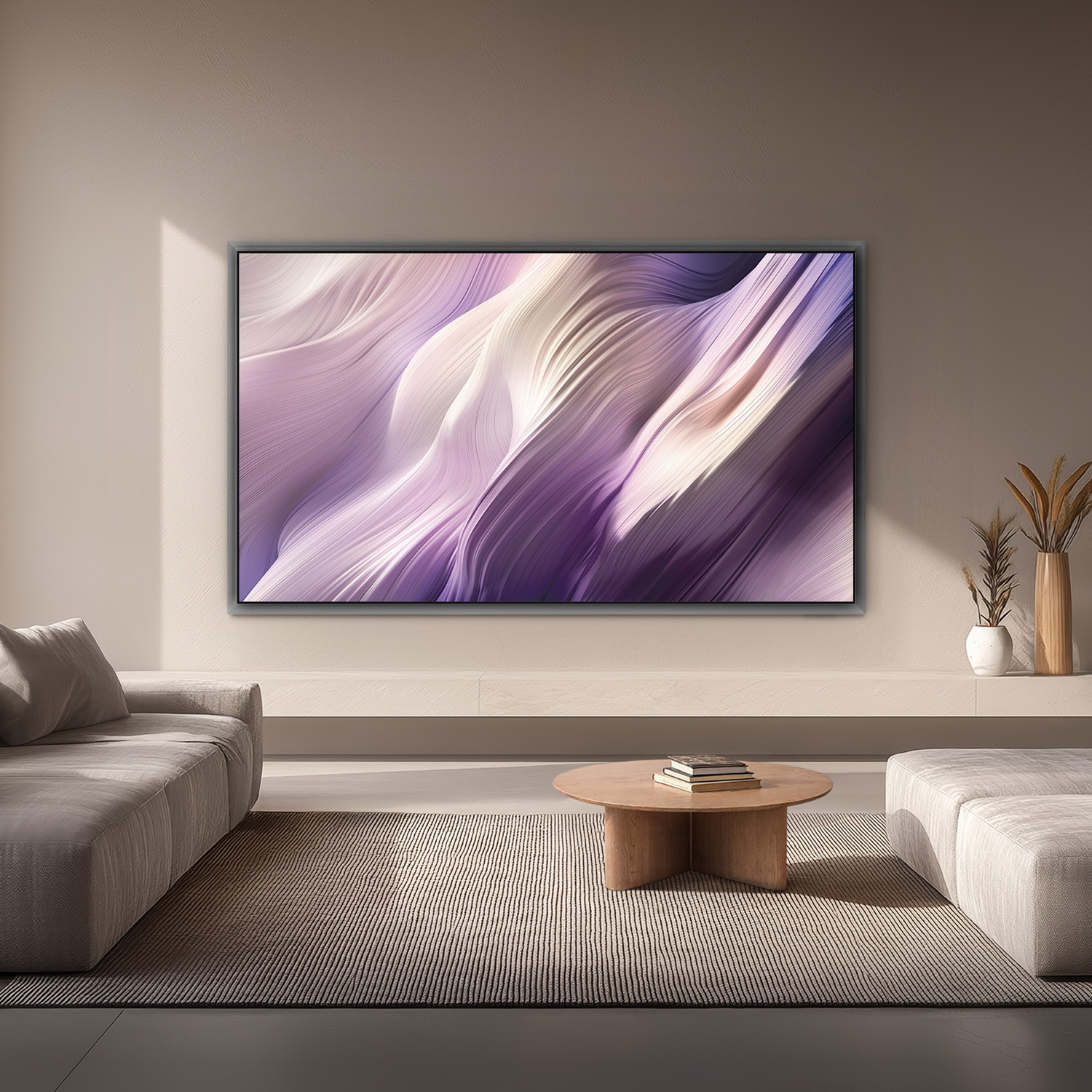 Soggiorno minimalista con grande TV che mostra arte astratta, divano, tavolino e tappeto.