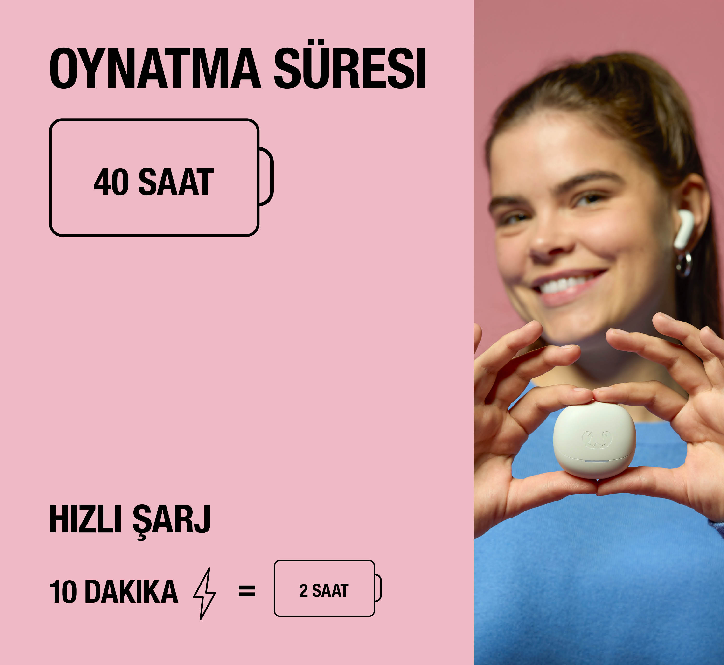 Kulaklıklı bir kadın beyaz bir kılıf tutuyor. Metin: 40 saat oynatma süresi.