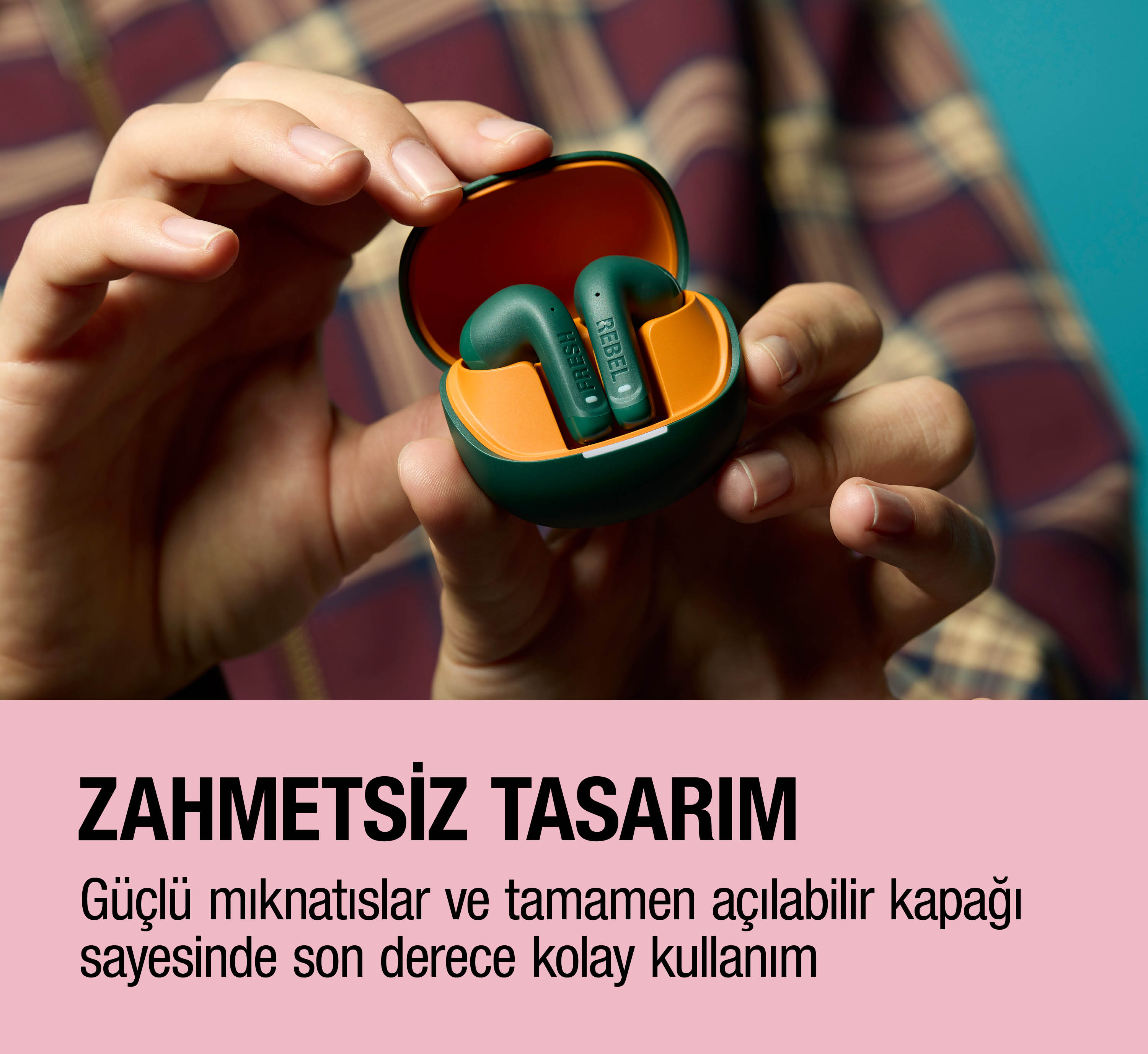 Ellerde tutulan açık turuncu kılıfta yeşil kulaklıklar.