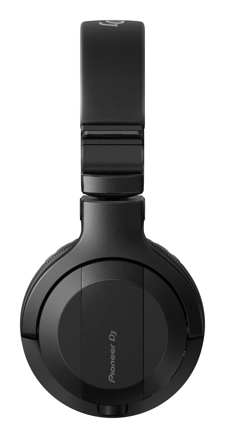 Auriculares negros con logo Pioneer DJ en el auricular.