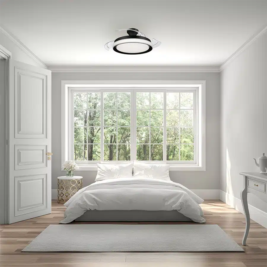 Dormitorio moderno con cama blanca, gran ventana y ventilador de techo.