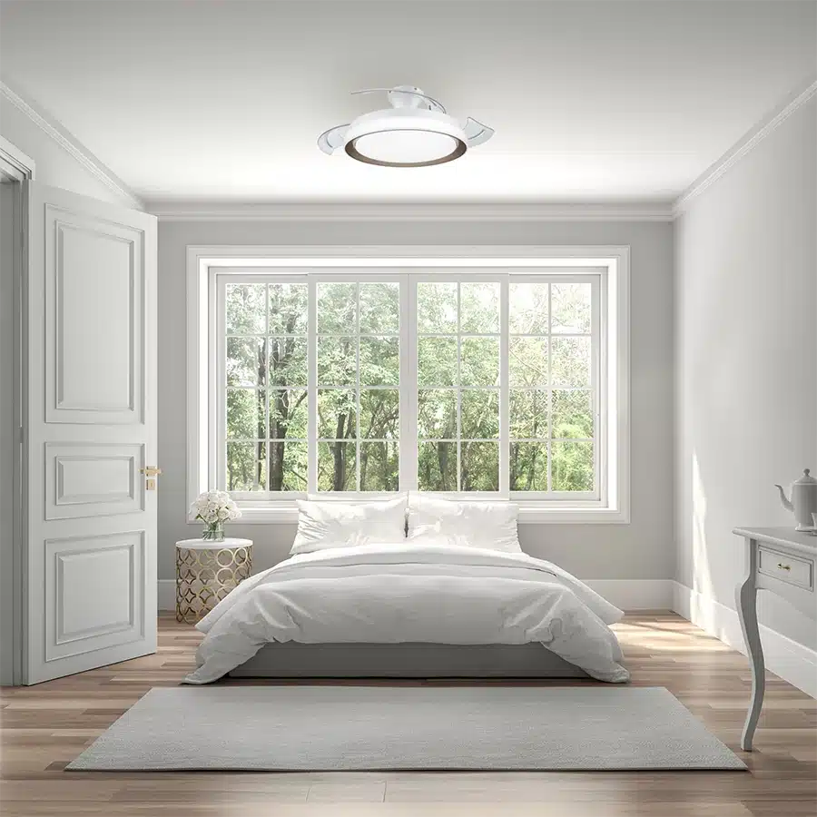 Un dormitorio con una cama blanca, una ventana y una alfombra.