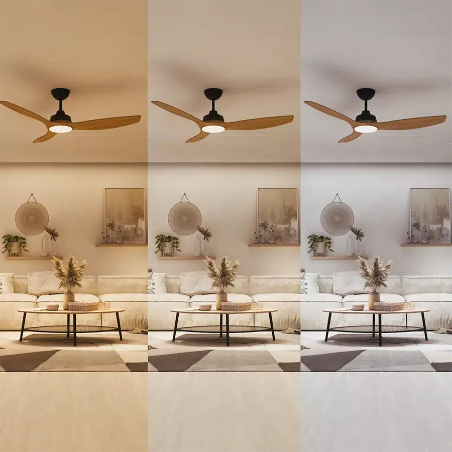 Ventilador de techo con aspas de madera y luz sobre sofá y mesa de centro.