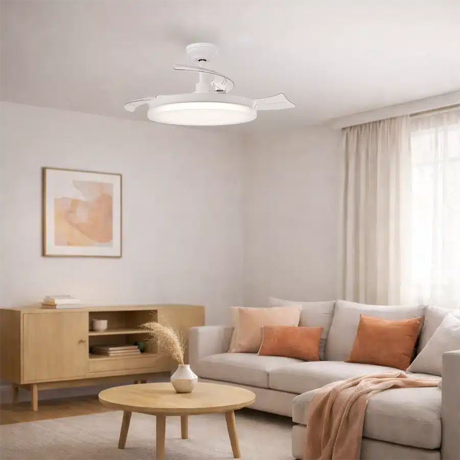 Una sala de estar moderna con ventilador de techo, sofá, mesa de centro y aparador.