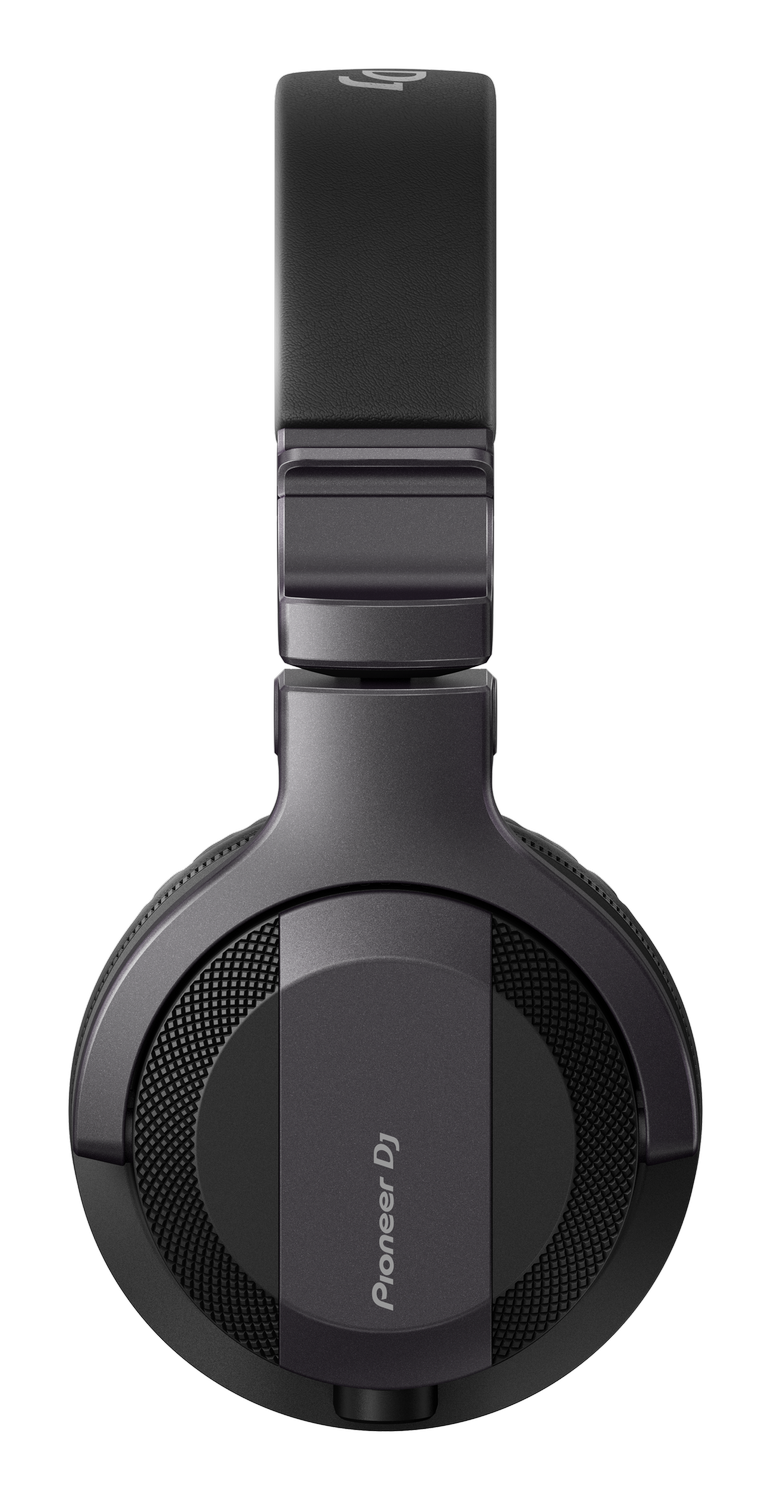 Auriculares Pioneer DJ negros vistos de lado sobre fondo gris.