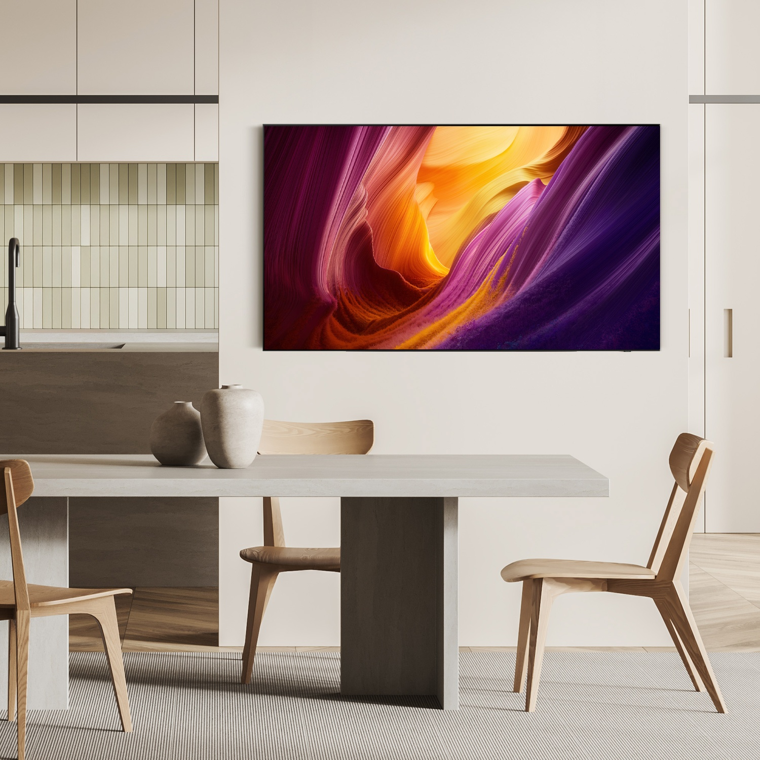 Un tavolo da pranzo con sedie e un decoro murale con arte astratta.