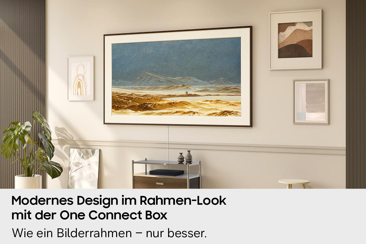 Ein moderner Fernseher mit Rahmenoptik, dekoriert mit Bildern, steht über einem Regal.