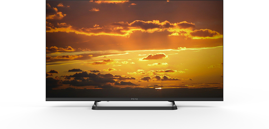 Egy TV képernyő drámai naplementét mutat narancssárga felhőkkel.