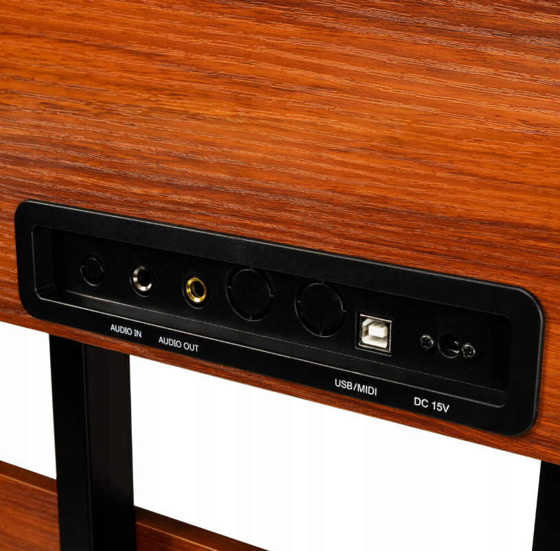 Drewniana powierzchnia z panelem przyłączy: Audio In, Audio Out, USB/MIDI, DC 15V.