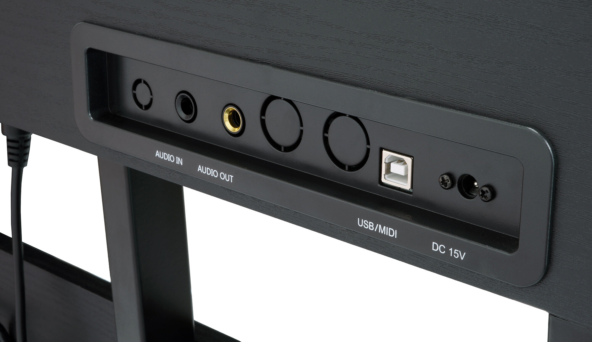 Porty w czarnym pianinie: Audio In, Audio Out, USB/MIDI, DC 15V.