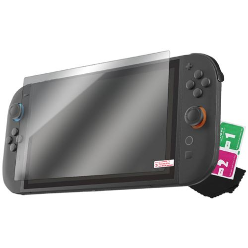 Un protector de pantalla se aplica a un dispositivo de juego portátil gris.
