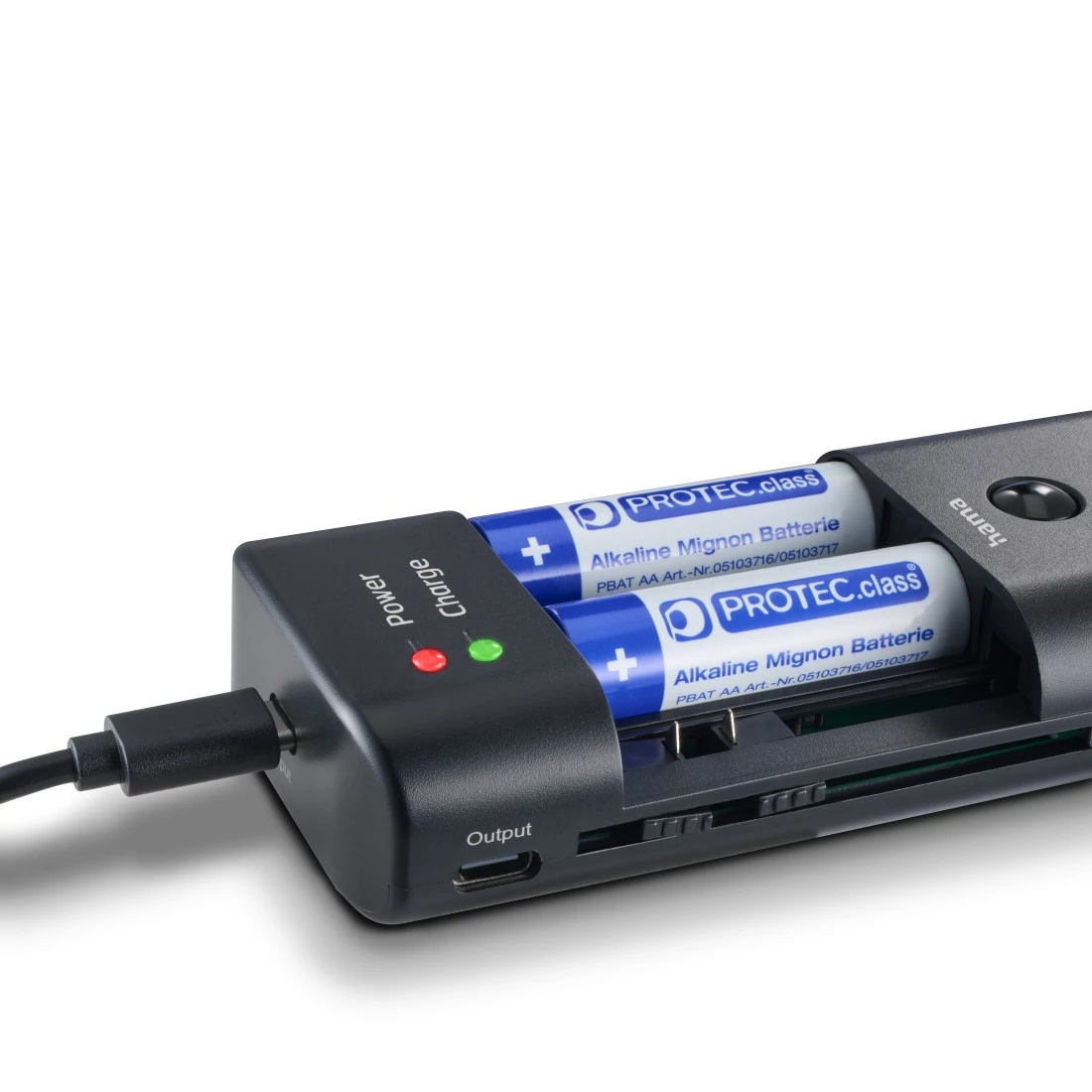 Ladegerät mit zwei AA-Batterien, grün leuchtende Ladeanzeige.