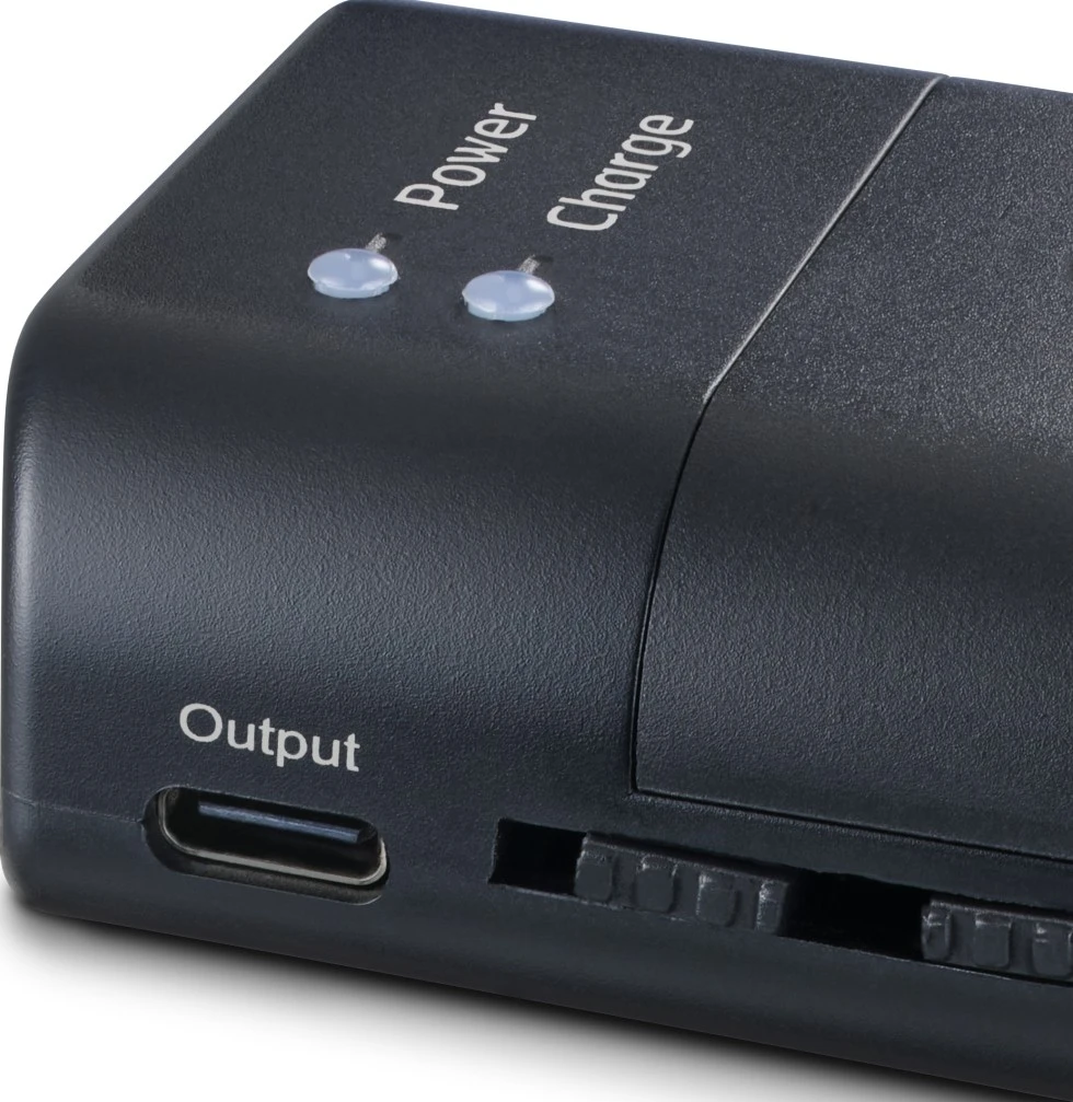 Schwarzes Ladegerät mit USB-C-Ausgangsanschluss, Power-/Ladeleuchten und strukturierten Schiebereglern.