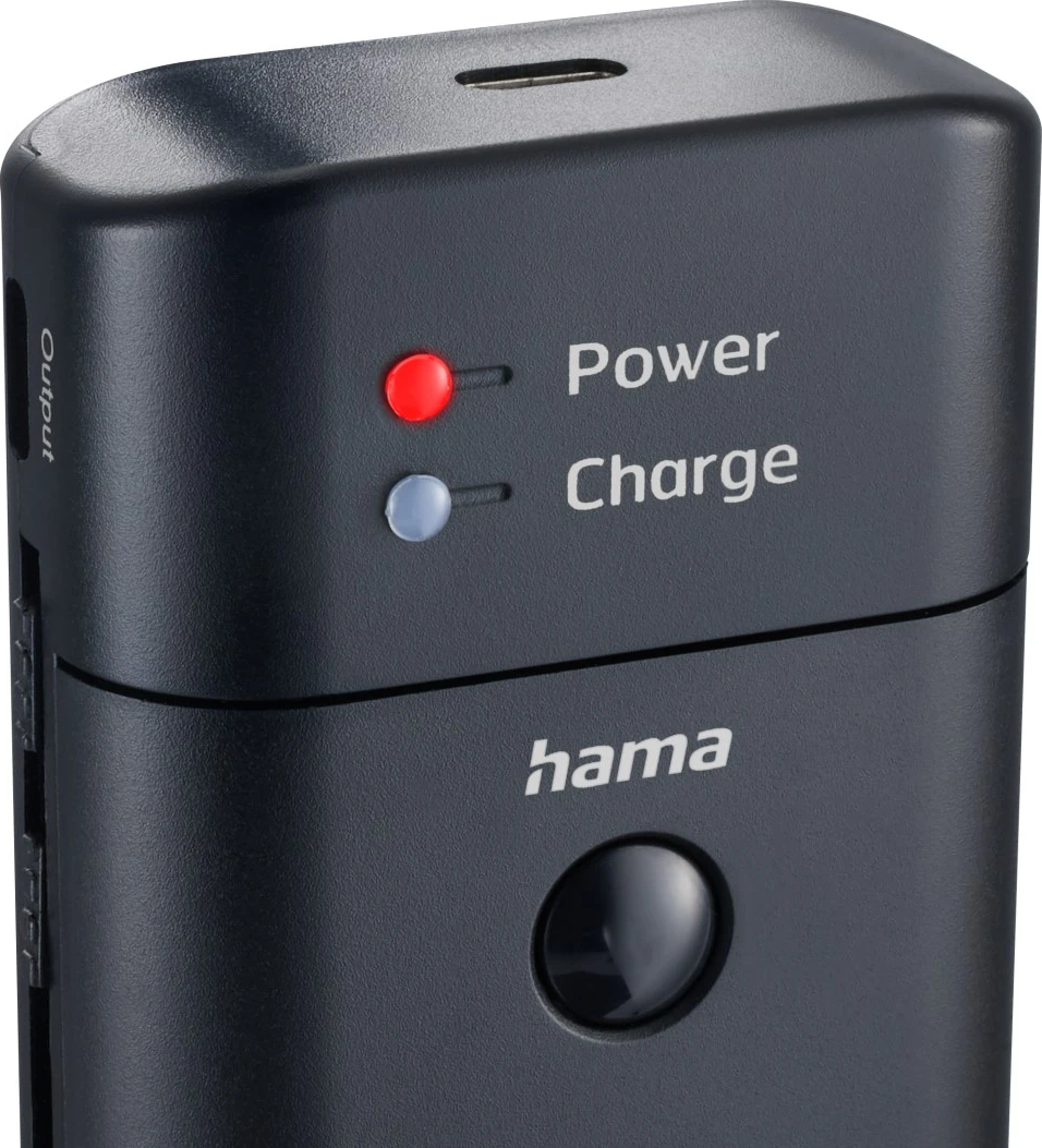 Schwarzer Hama Powerbank mit roter Power-LED und blauer Lade-LED.
