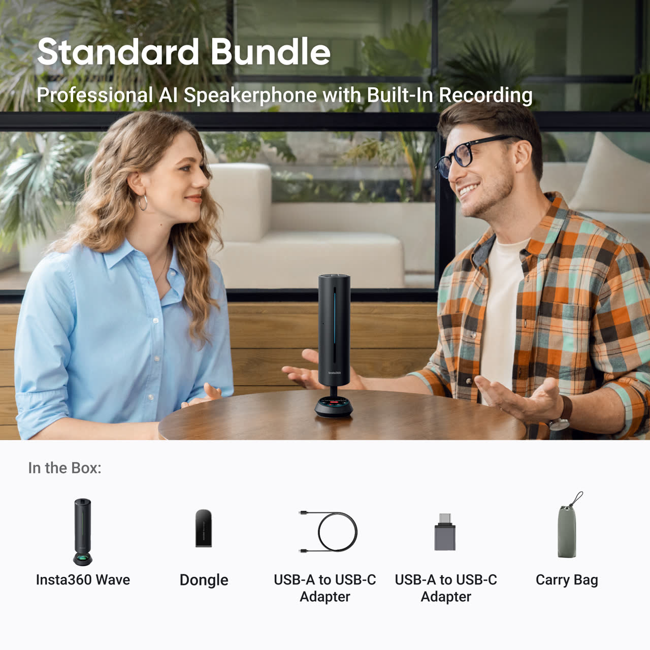 Homme et femme assis à une table avec un haut-parleur et des accessoires.