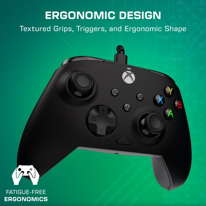 Manette Xbox noire avec poignées texturées et design ergonomique.