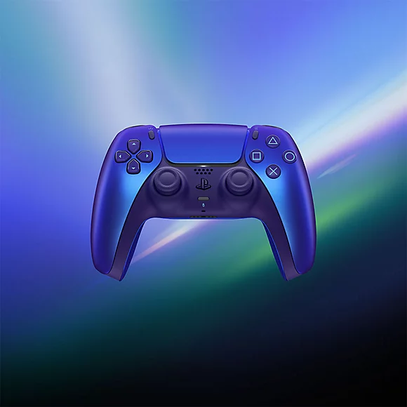 Ein blauer PS5-Controller mit Metallic-Finish vor einem verschwommenen, bunten Hintergrund.