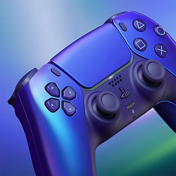 Ein blauer und violetter Gamecontroller mit grauen Knöpfen und Joysticks.