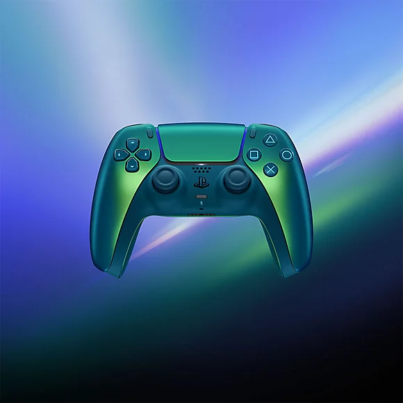 Grüne und blaue Playstation 5-Controller auf einem dunklen, verschwommenen Hintergrund.