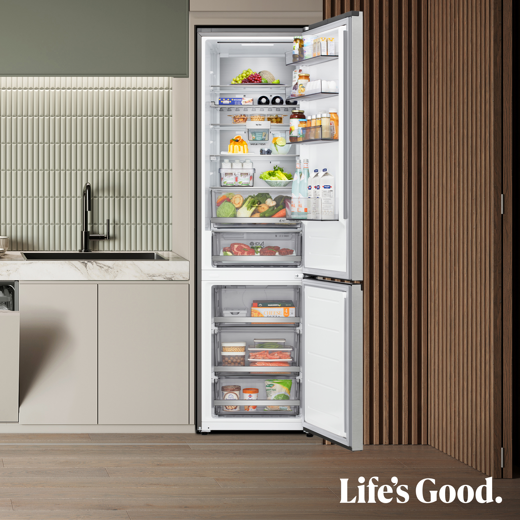 Refrigerador abierto lleno de comida, incluyendo frutas, verduras, bebidas y congelados.