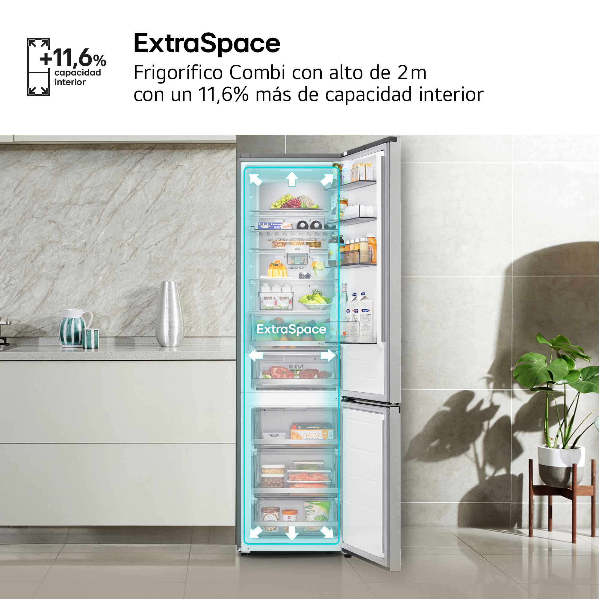 Un frigorífico abierto lleno de artículos y texto sobre ExtraSpace.
