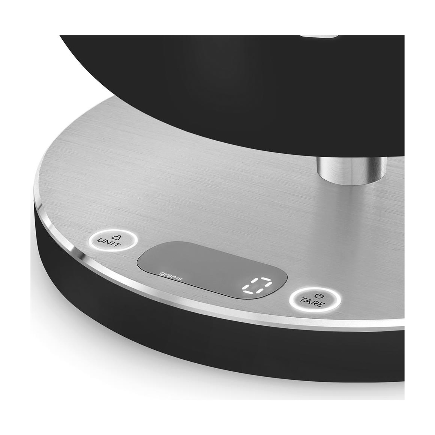 Primo piano di una bilancia da cucina digitale con piano in acciaio inossidabile spazzolato e accenti neri.