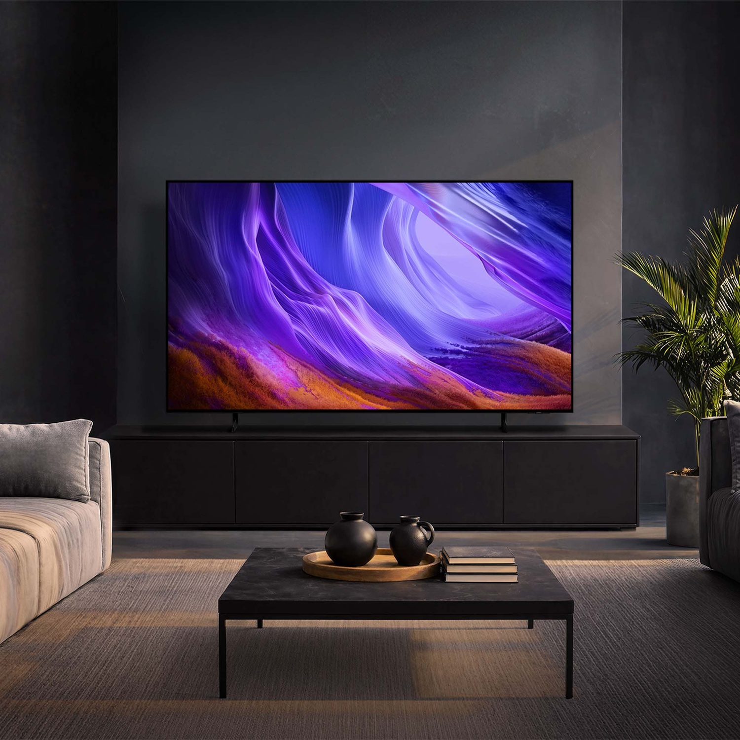Un soggiorno moderno con un grande televisore che visualizza un'immagine astratta.
