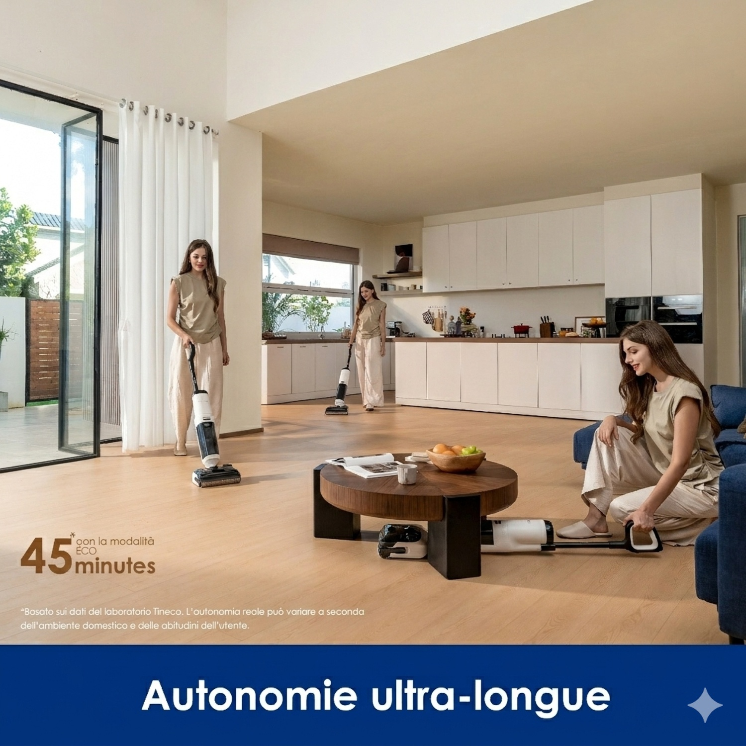 Tre donne usano aspirapolvere senza fili in un soggiorno moderno con cucina.