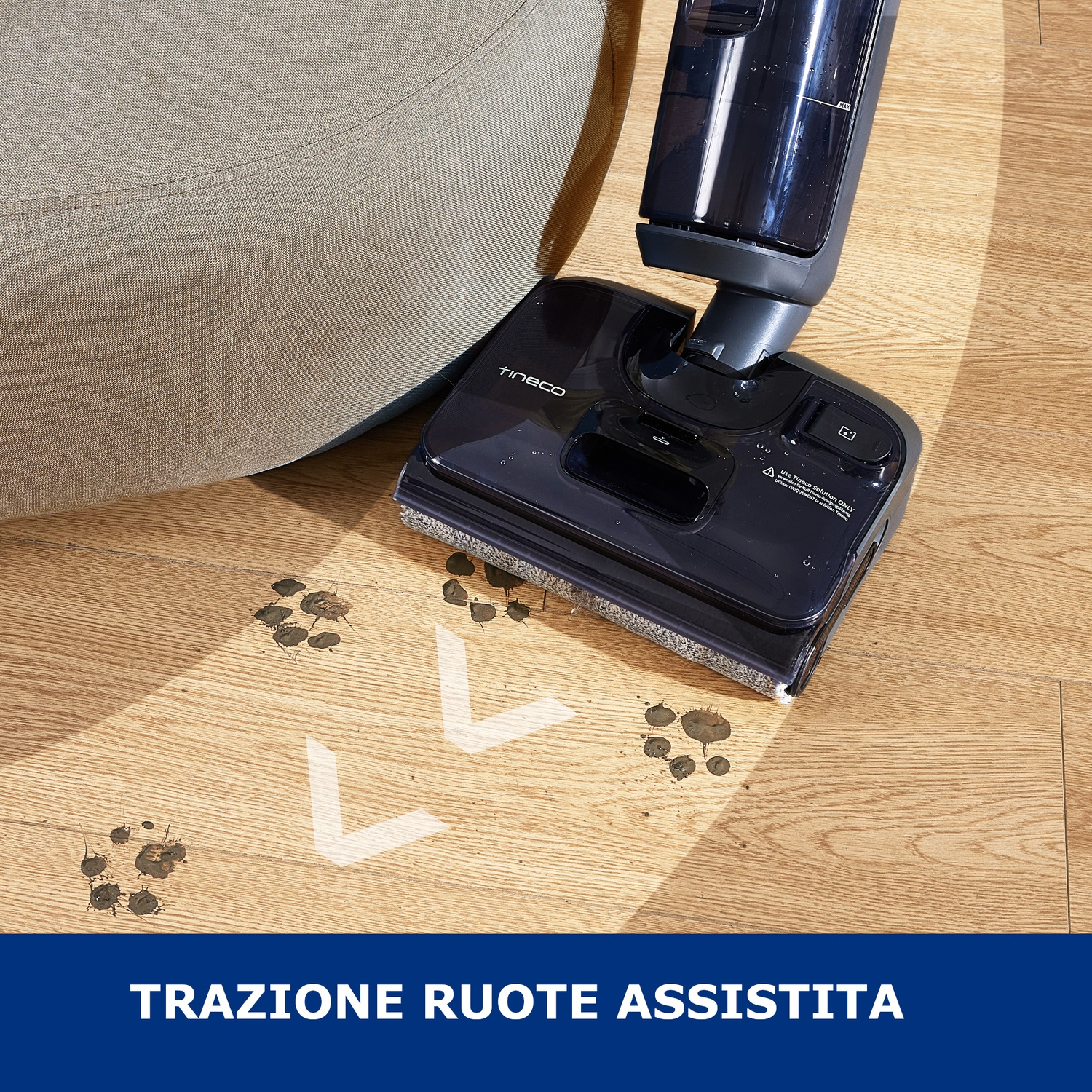 Un aspirapolvere bagnato/asciutto pulisce pavimenti in legno sporchi. Frecce indicano il percorso.