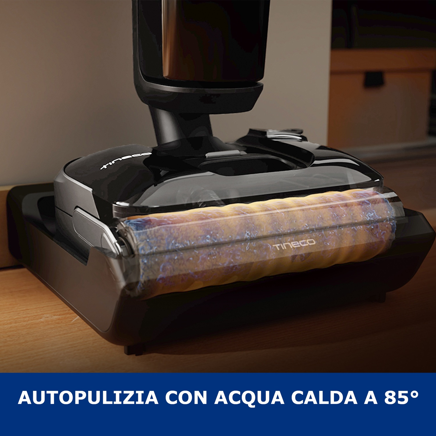 Un aspirapolvere bagnato/asciutto nero con serbatoio trasparente contenente una spazzola.