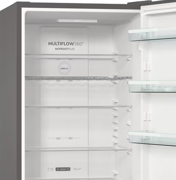 Pusta lodówka z półkami i listwą oświetleniową LED. Technologia Multiflow360° i Ionair.