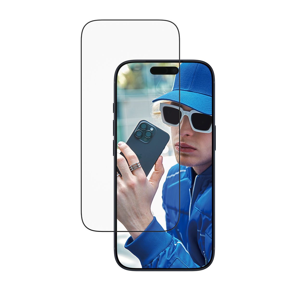 Mann in blauer Jacke und Hut hält ein Smartphone, das ein Selfie zeigt.