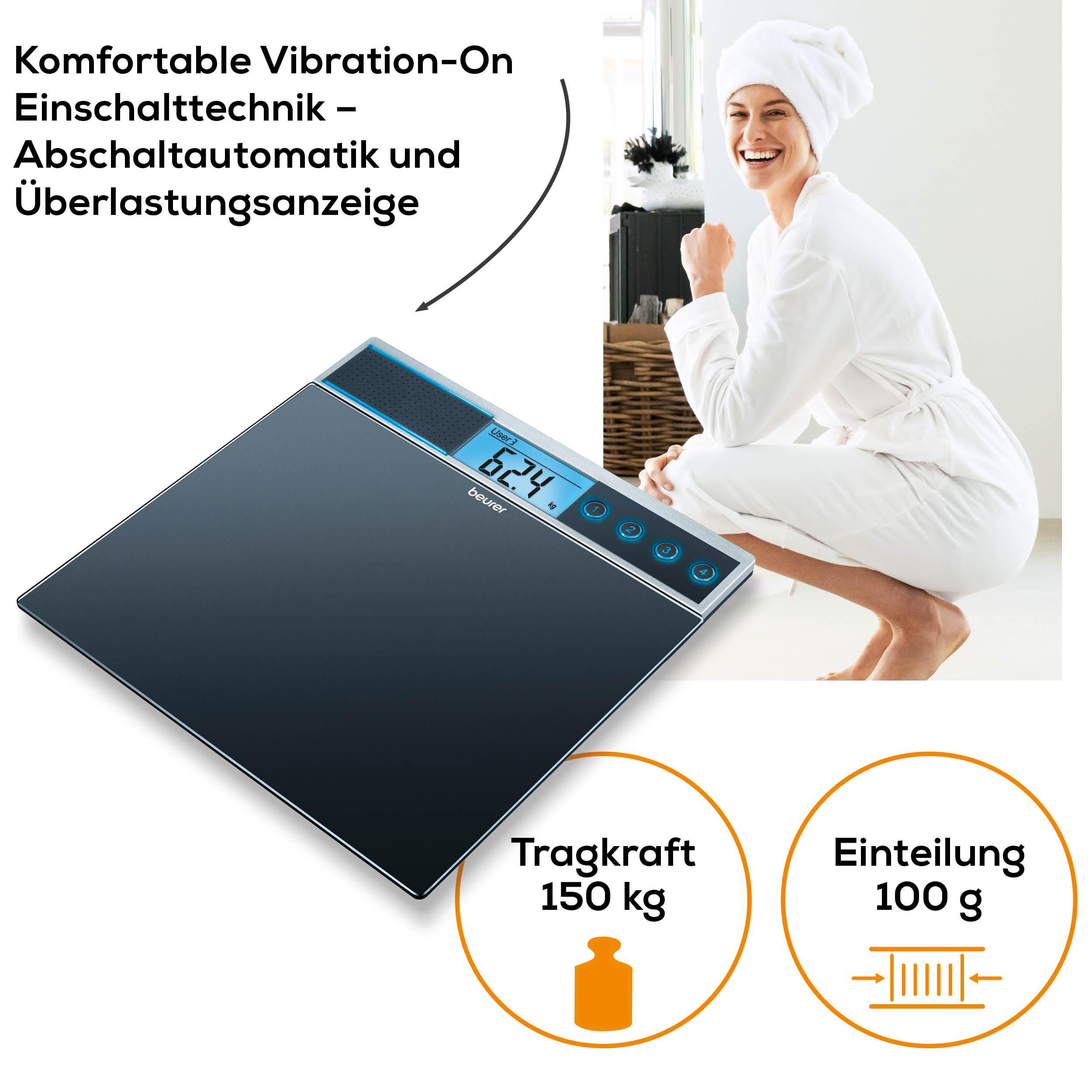 Eine Frau in einem weißen Bademantel und Handtuch auf dem Kopf kniet neben einer digitalen Waage.