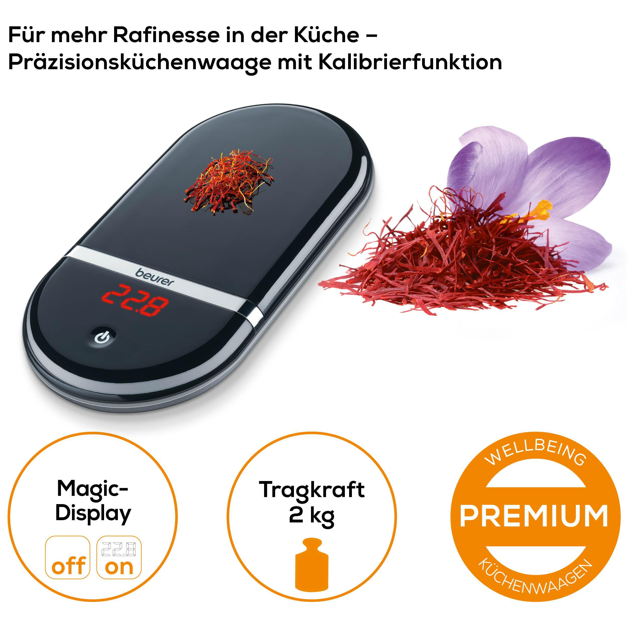 Schwarze Küchenwaage mit roten Safranfäden und violetter Blüte.