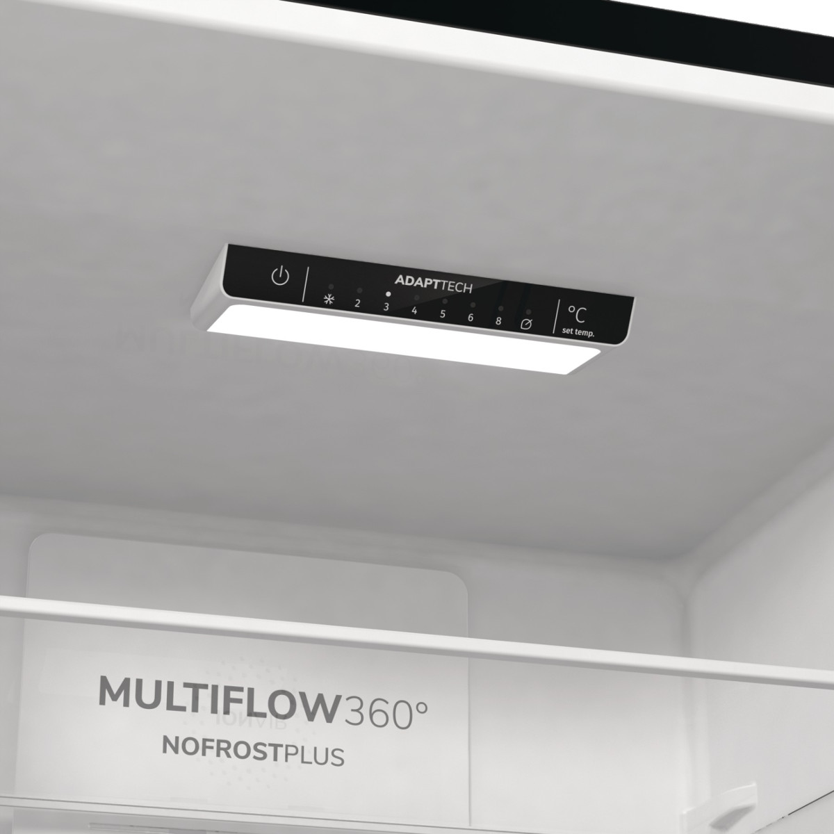 Wnętrze lodówki z cyfrowym panelem sterowania i etykietą "MULTIFLOW360° NOFROSTPLUS".