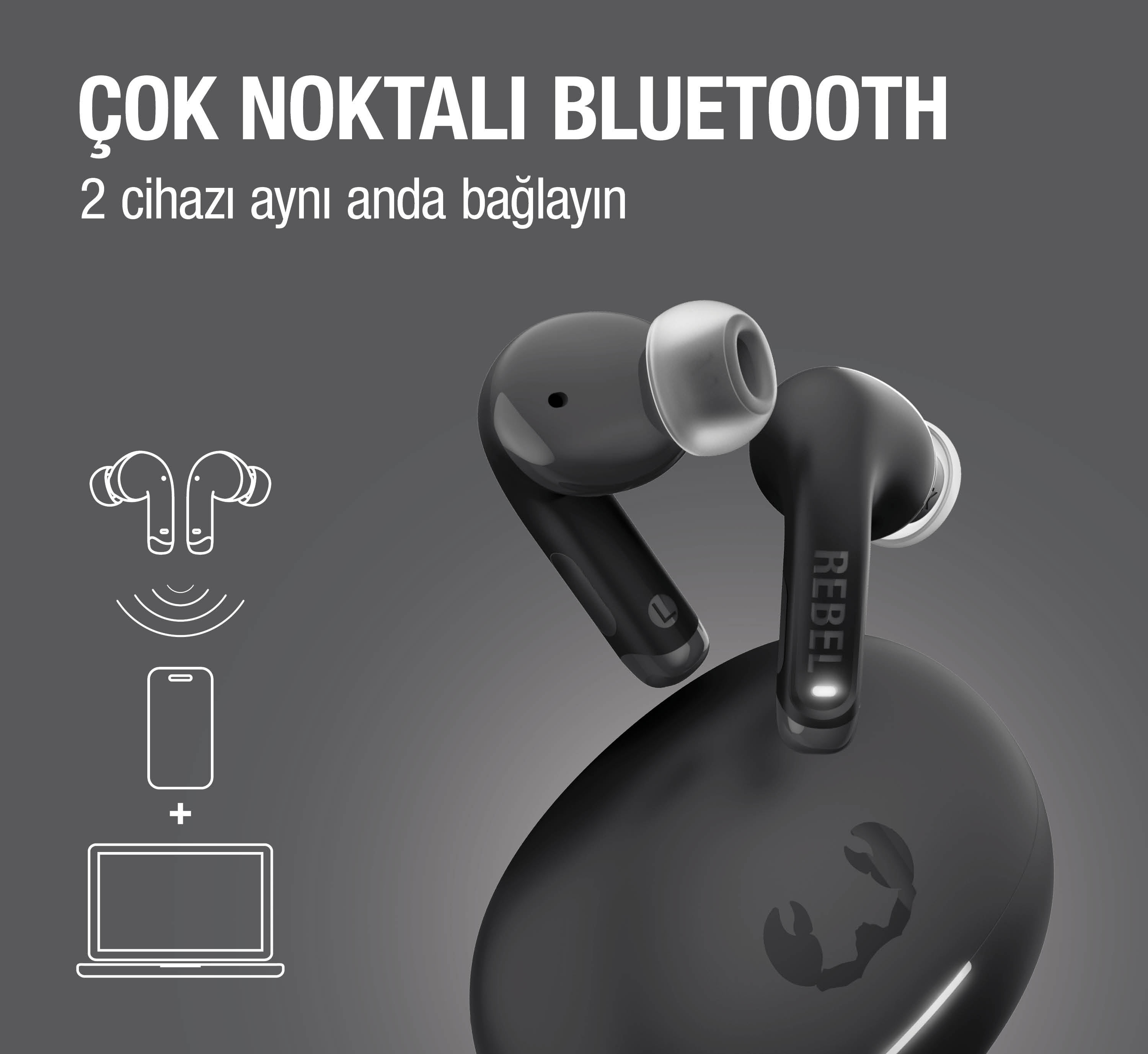 Şarj kutulu siyah kablosuz kulaklıklar, telefon ve dizüstü bilgisayara bağlı.