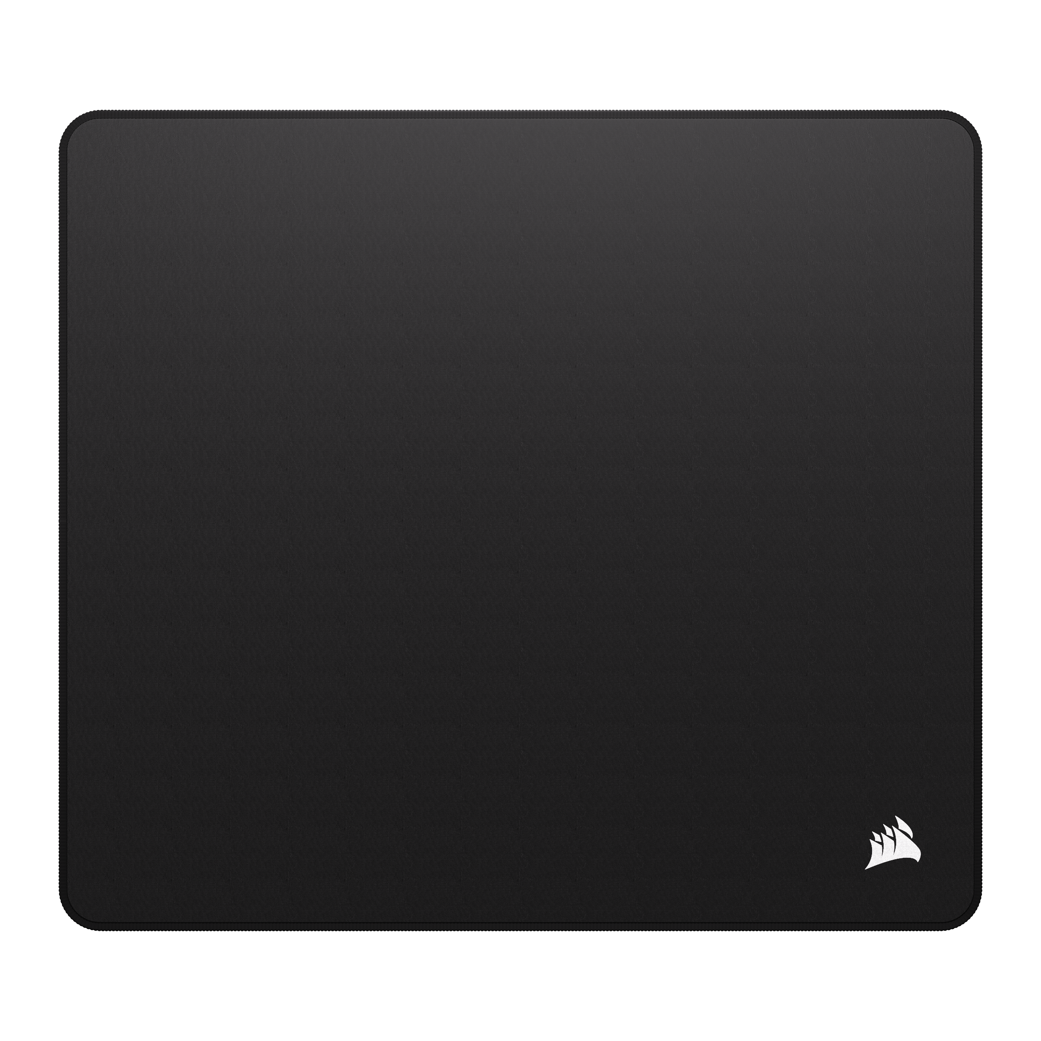 Eine schwarze Mausunterlage mit einem weißen Corsair-Logo unten rechts.