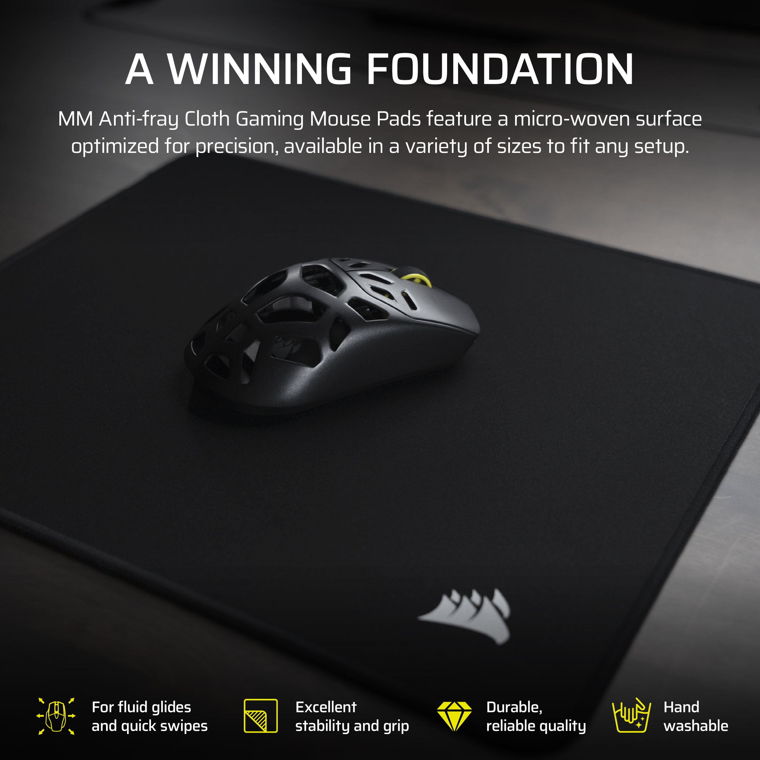 Schwarzes Mauspad mit einem schwarzen Gaming-Maus-Design und gelben Akzenten.