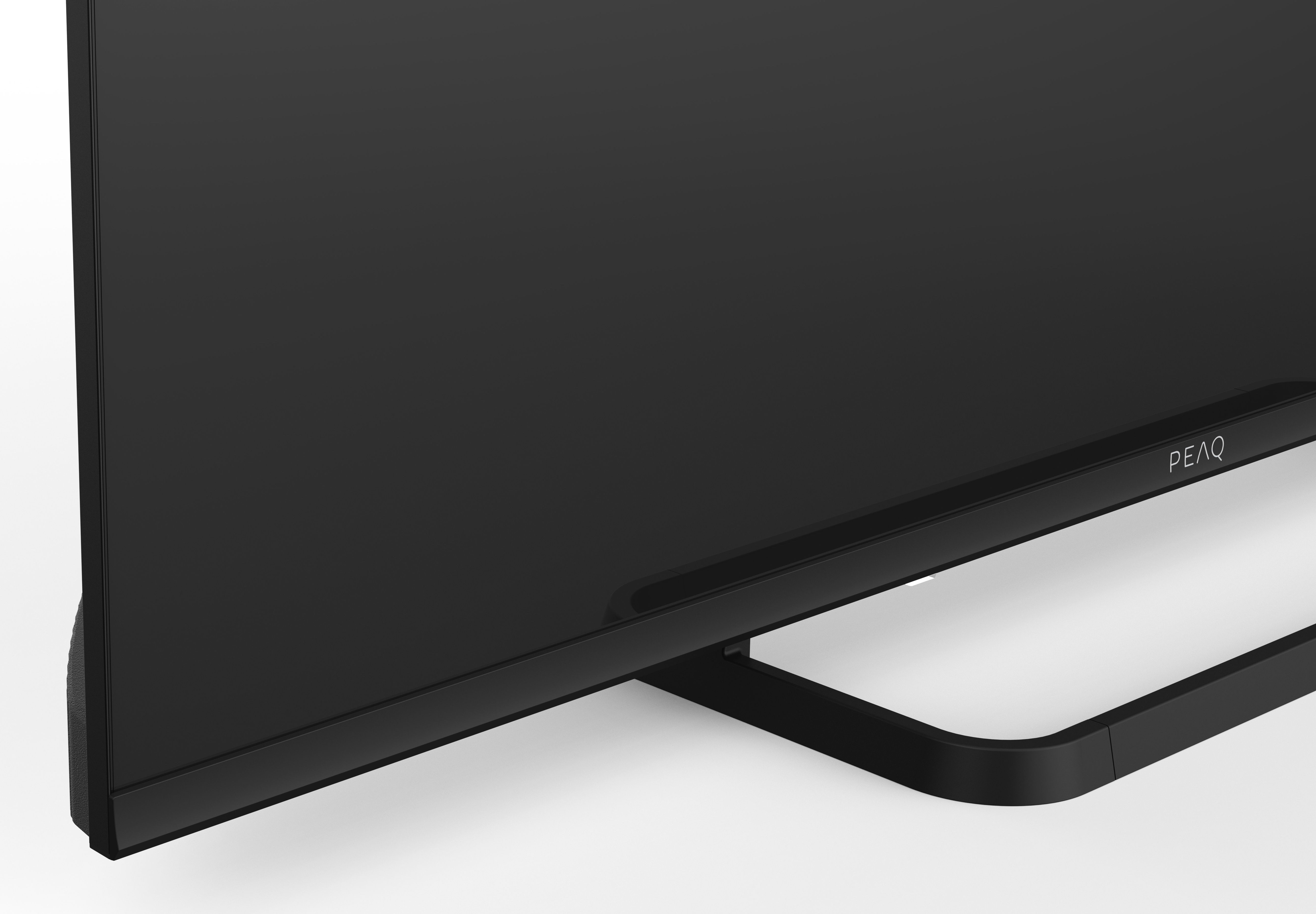Zbliżenie czarnego telewizora z wąskim stojakiem i logo PEAQ.