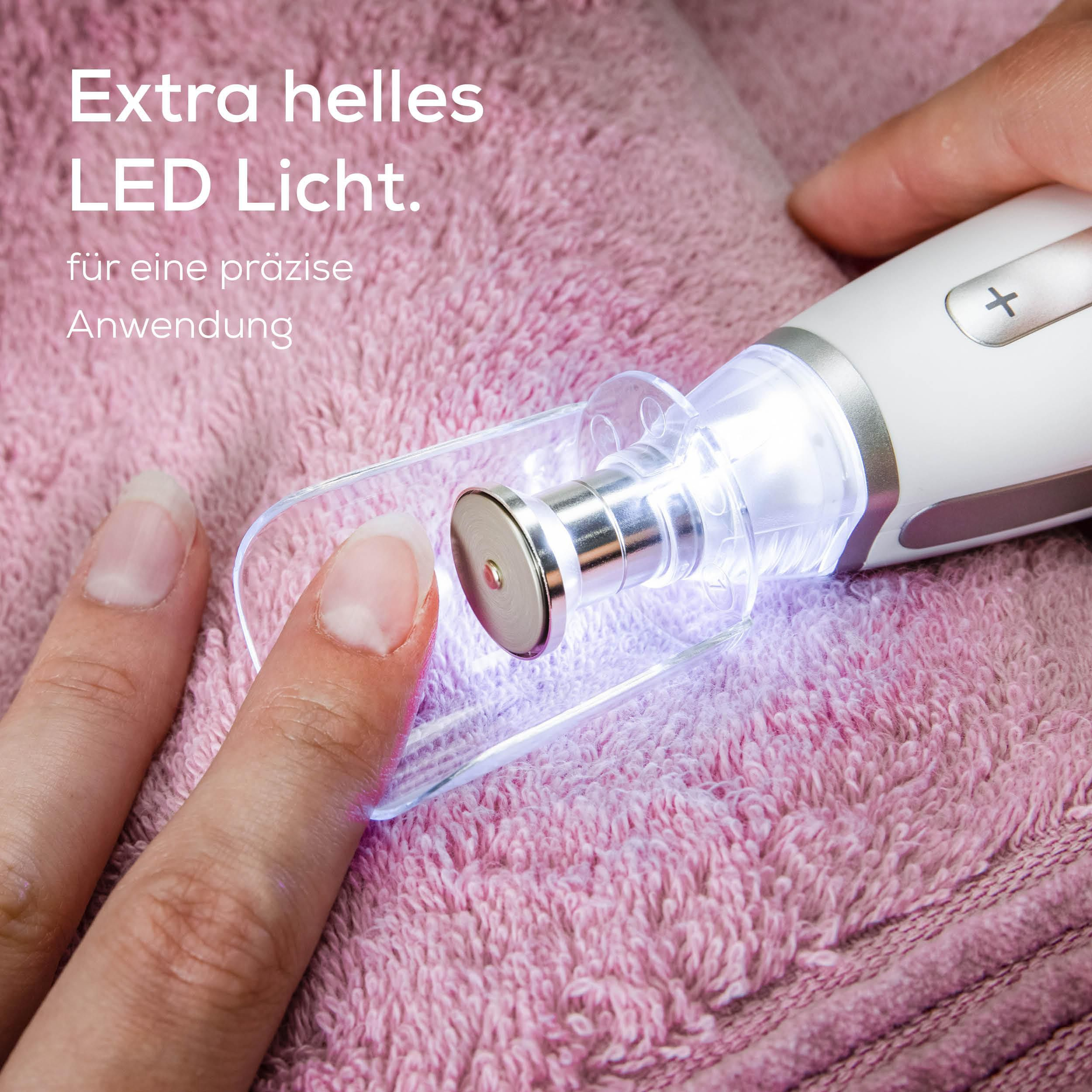 Nahaufnahme: Ein Finger mit einem Nagel wird von einem hellen LED-Licht beleuchtet.