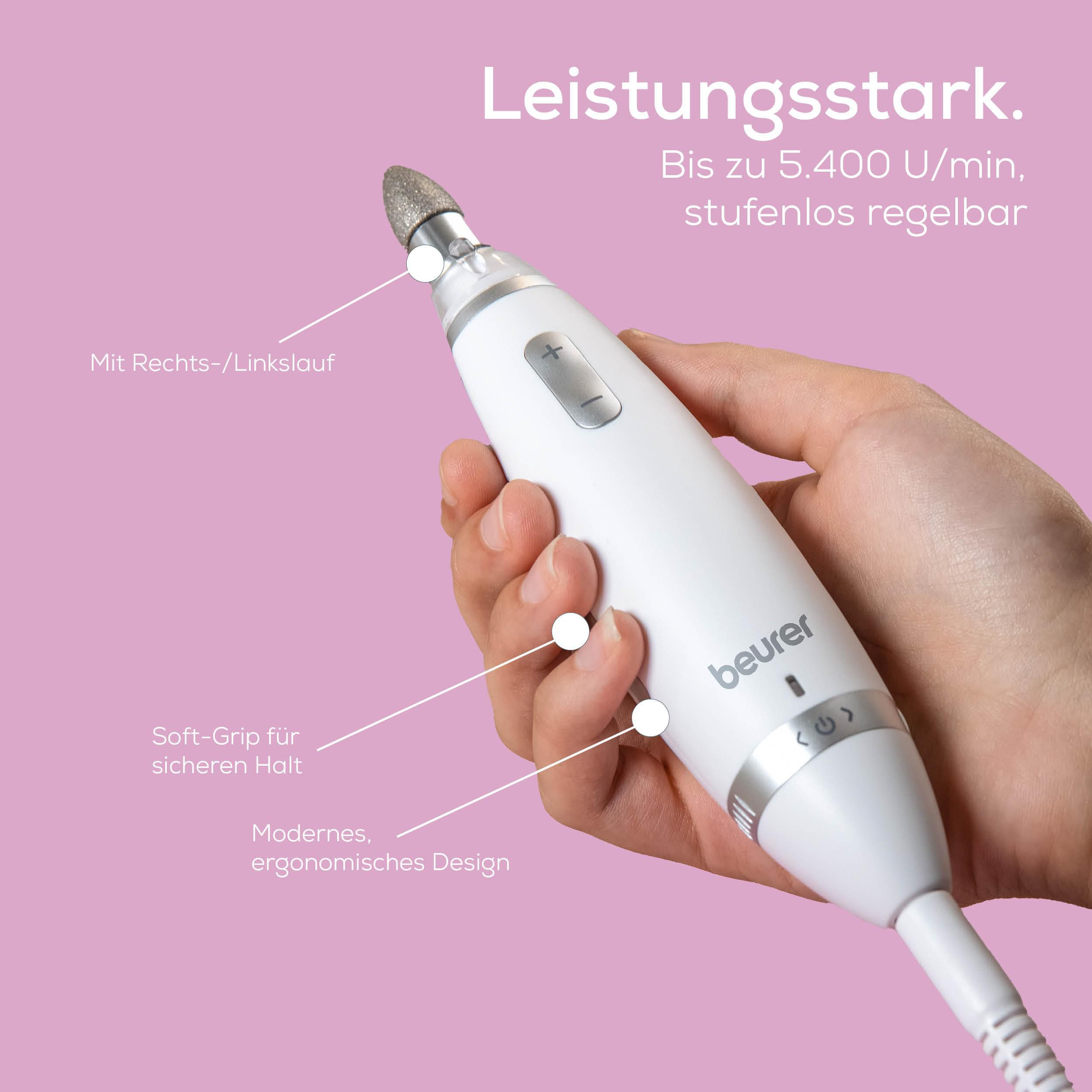 Eine Hand hält ein weißes Beurer Maniküre/Pediküre-Gerät mit Aufsatz.
