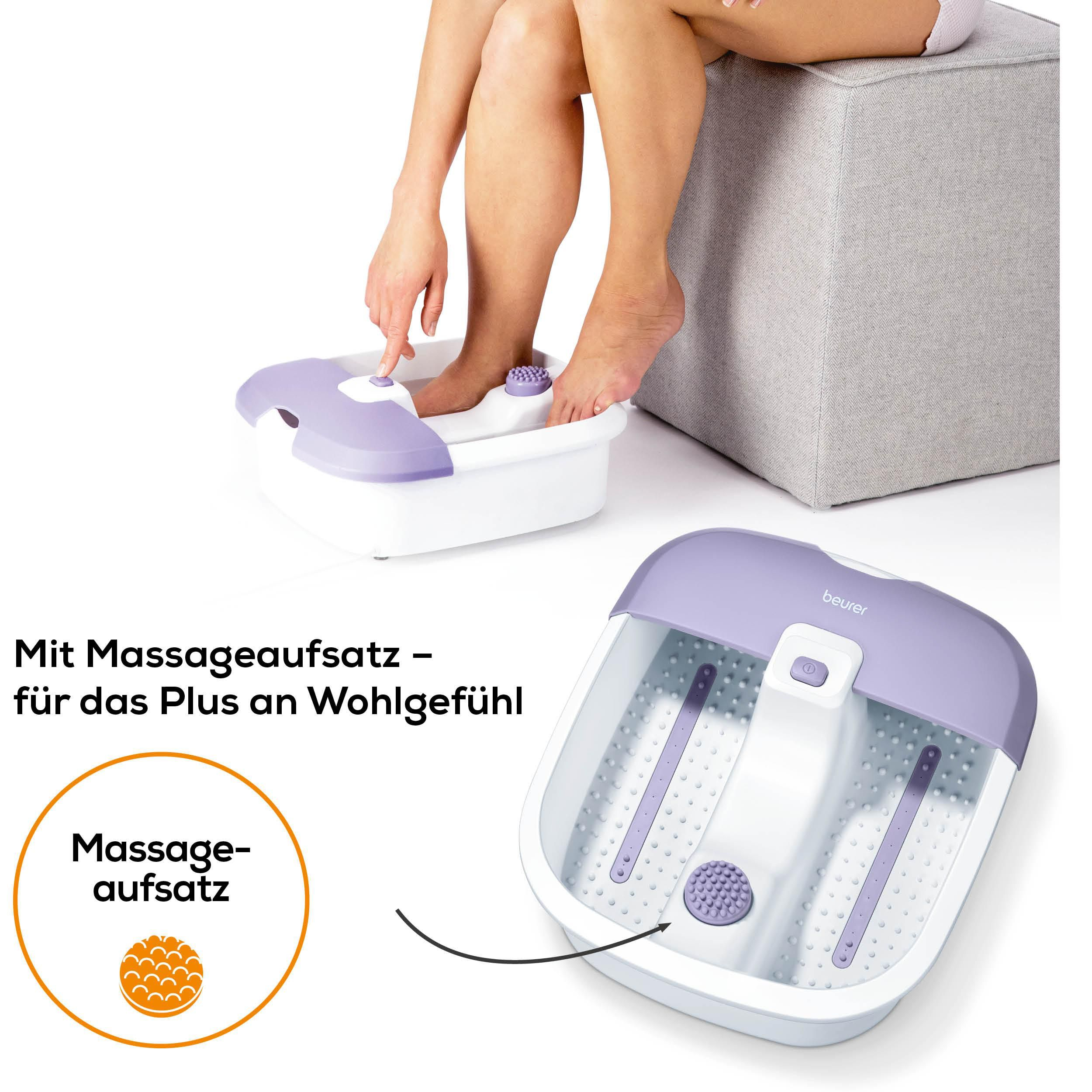 Eine Person nutzt eine weiße und lila Fußbadewanne mit Massageaufsatz.