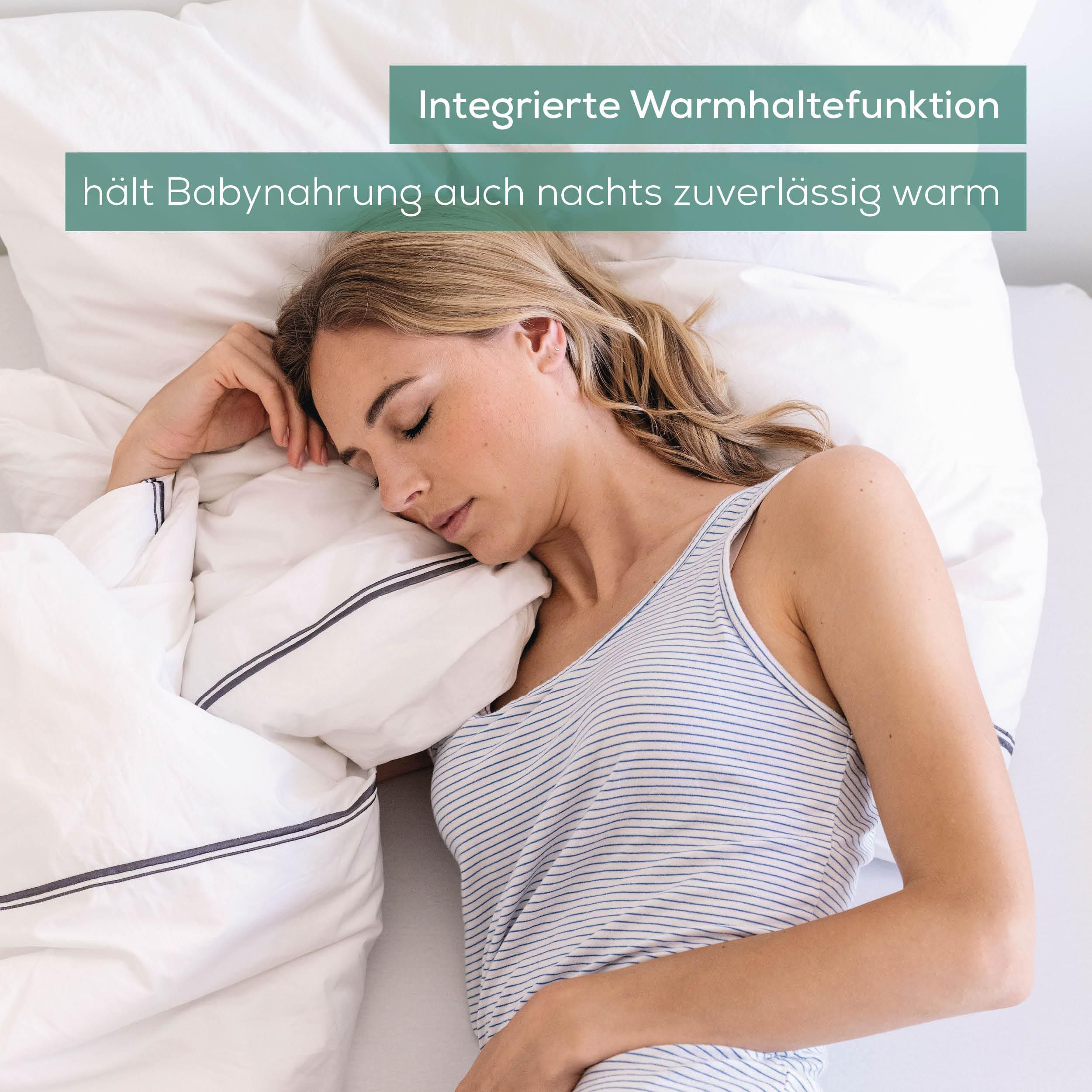 Frau schläft im Bett, mit Text über integrierte Warmhaltefunktion.
