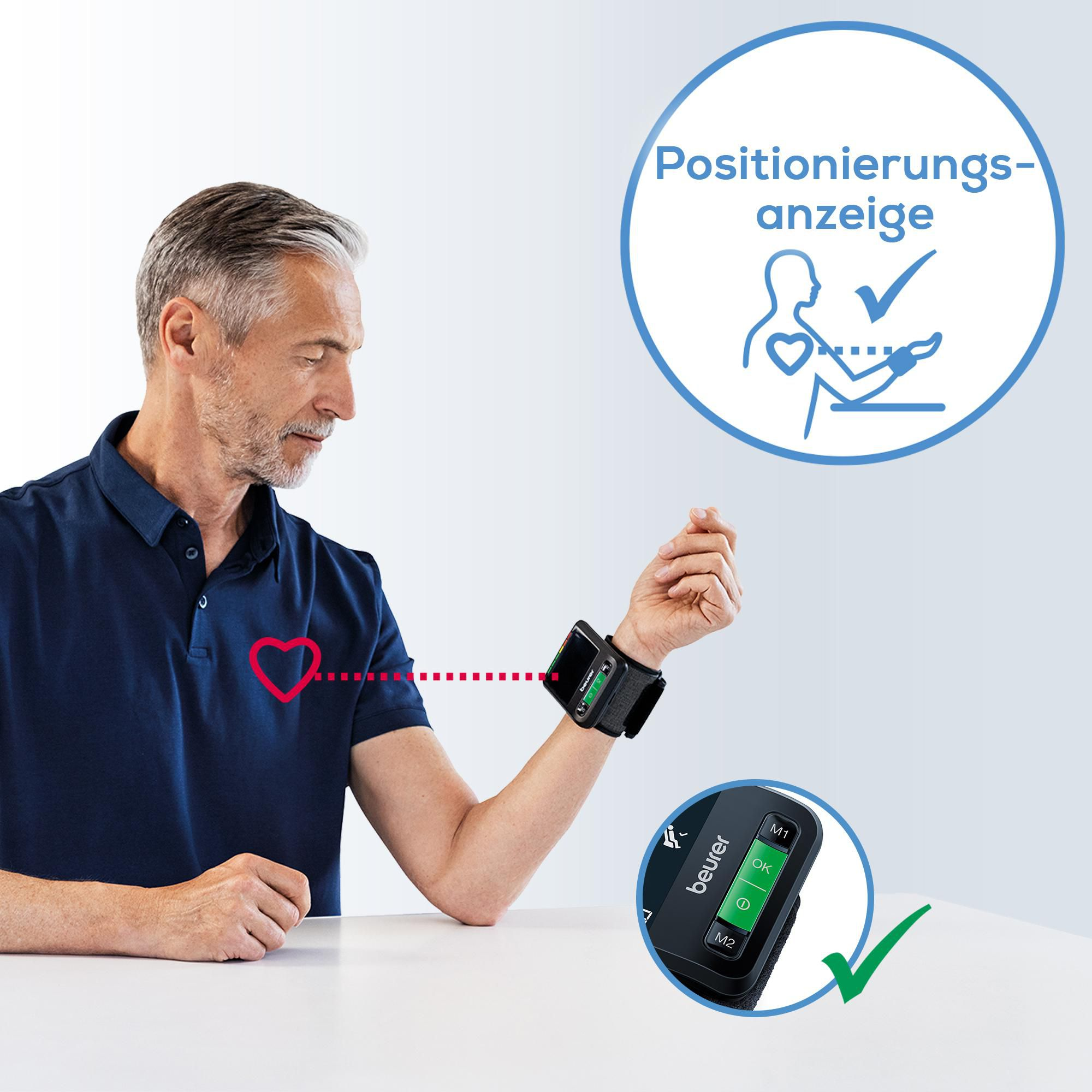 Mann mit Blutdruckmessgerät am Handgelenk, Anzeige für korrekte Positionierung.