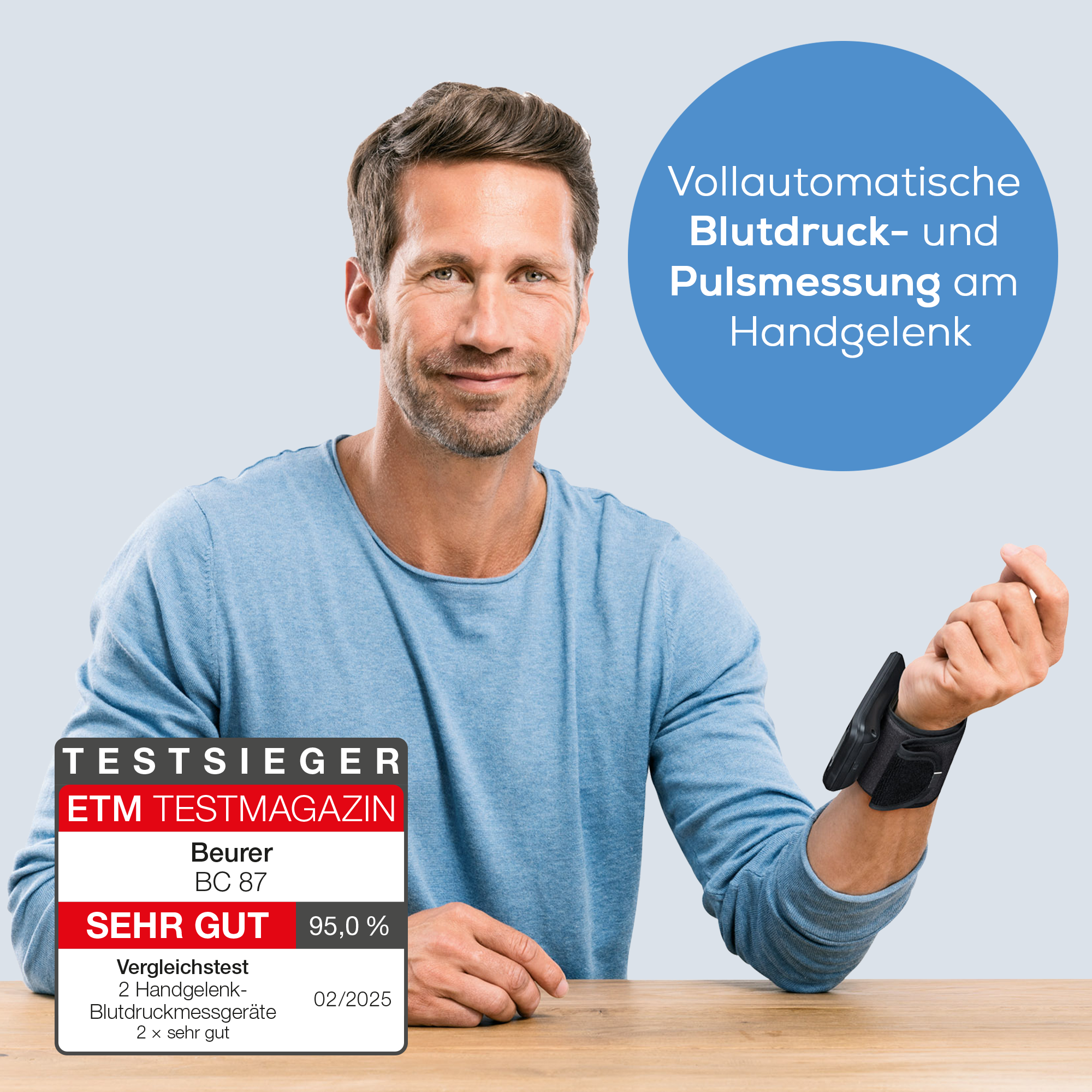 Mann mit Blutdruckmessgerät am Handgelenk, Testurteil SEHR GUT.
