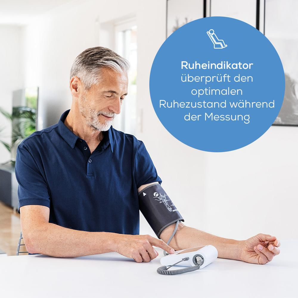 Mann misst Blutdruck mit Gerät. Blauer Kreis mit Text und Symbol oben.