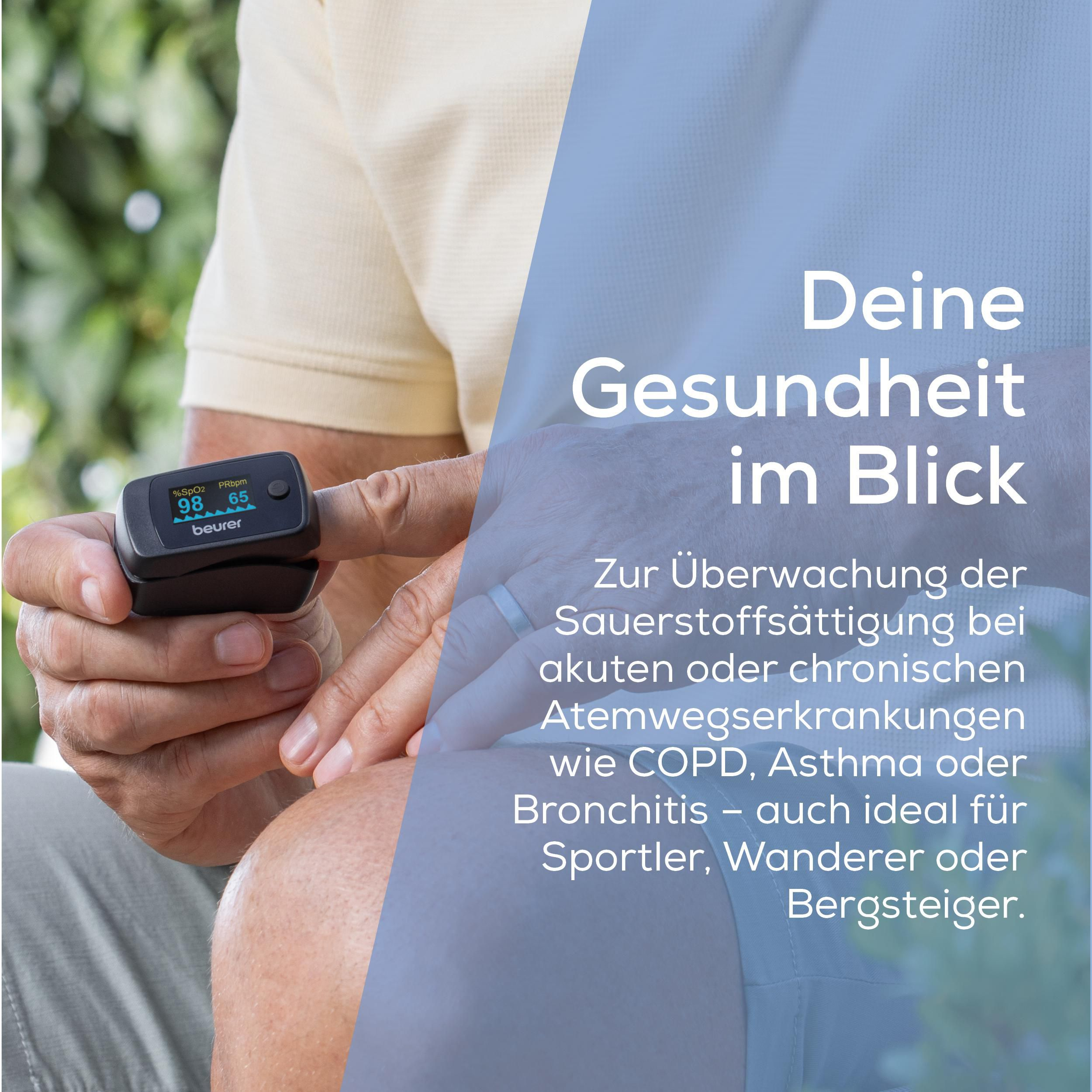 Ein Mann hält einen Pulsoximeter, das 98% SpO2 und 65 bpm anzeigt.