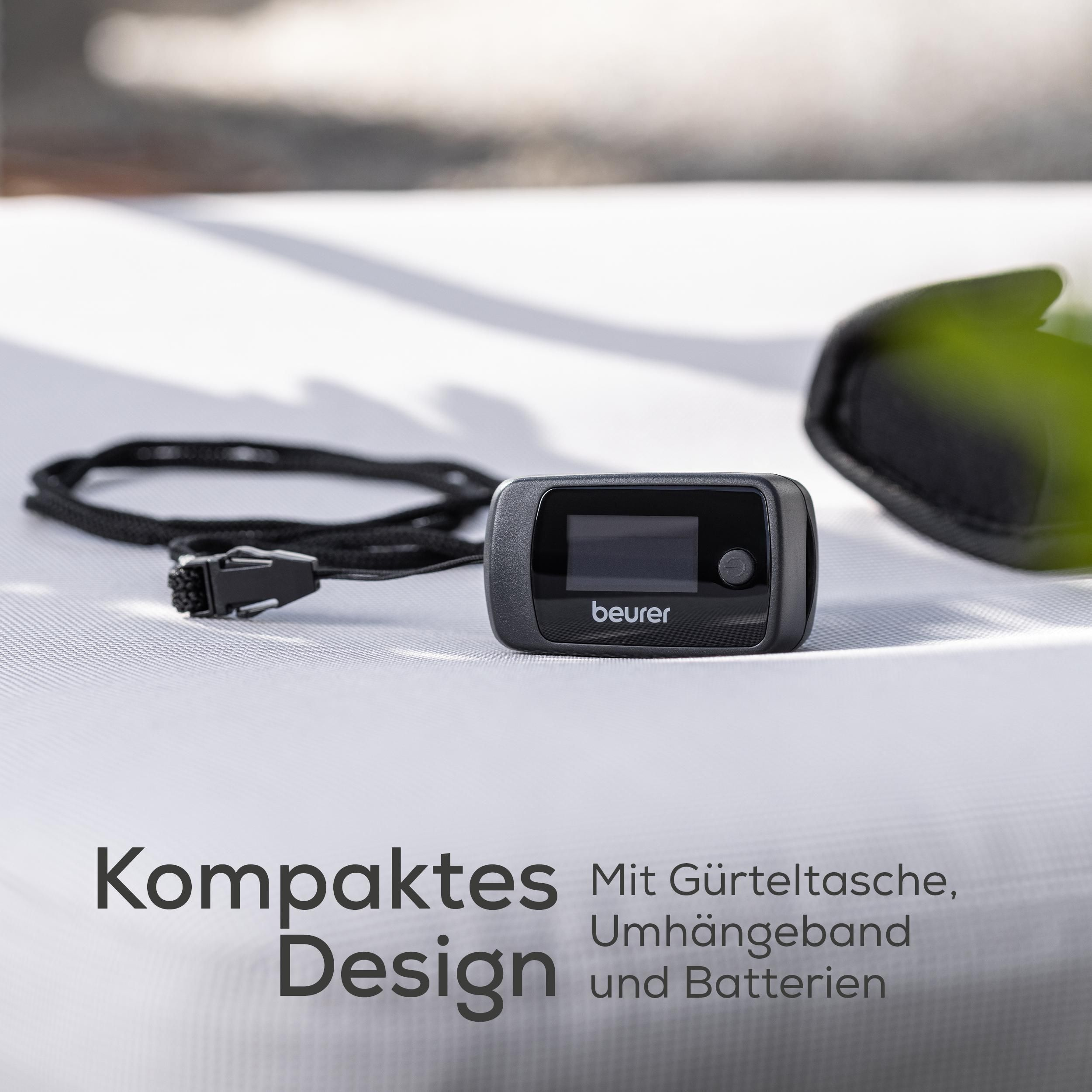 Ein schwarzer Beurer Pulsoximeter mit Lanyard auf weißem Untergrund.